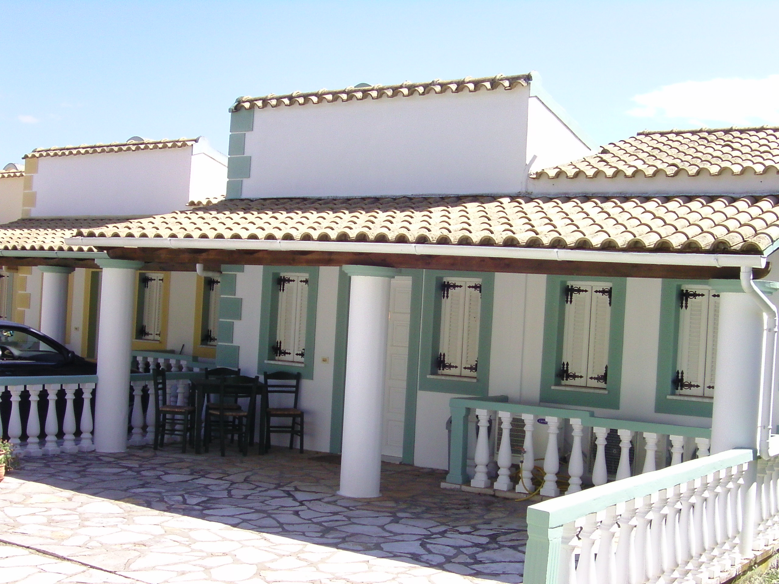 Villa Alkinoos - Frontansicht mit Terrasse