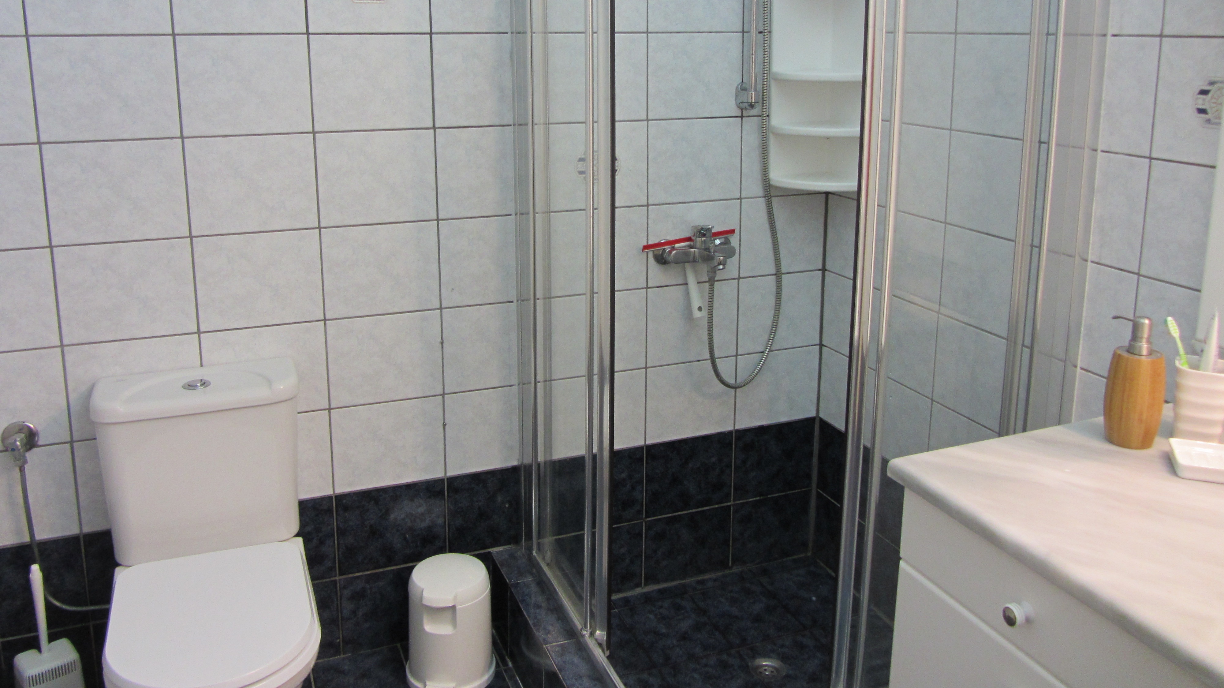 Badezimmer mit Duschkabine