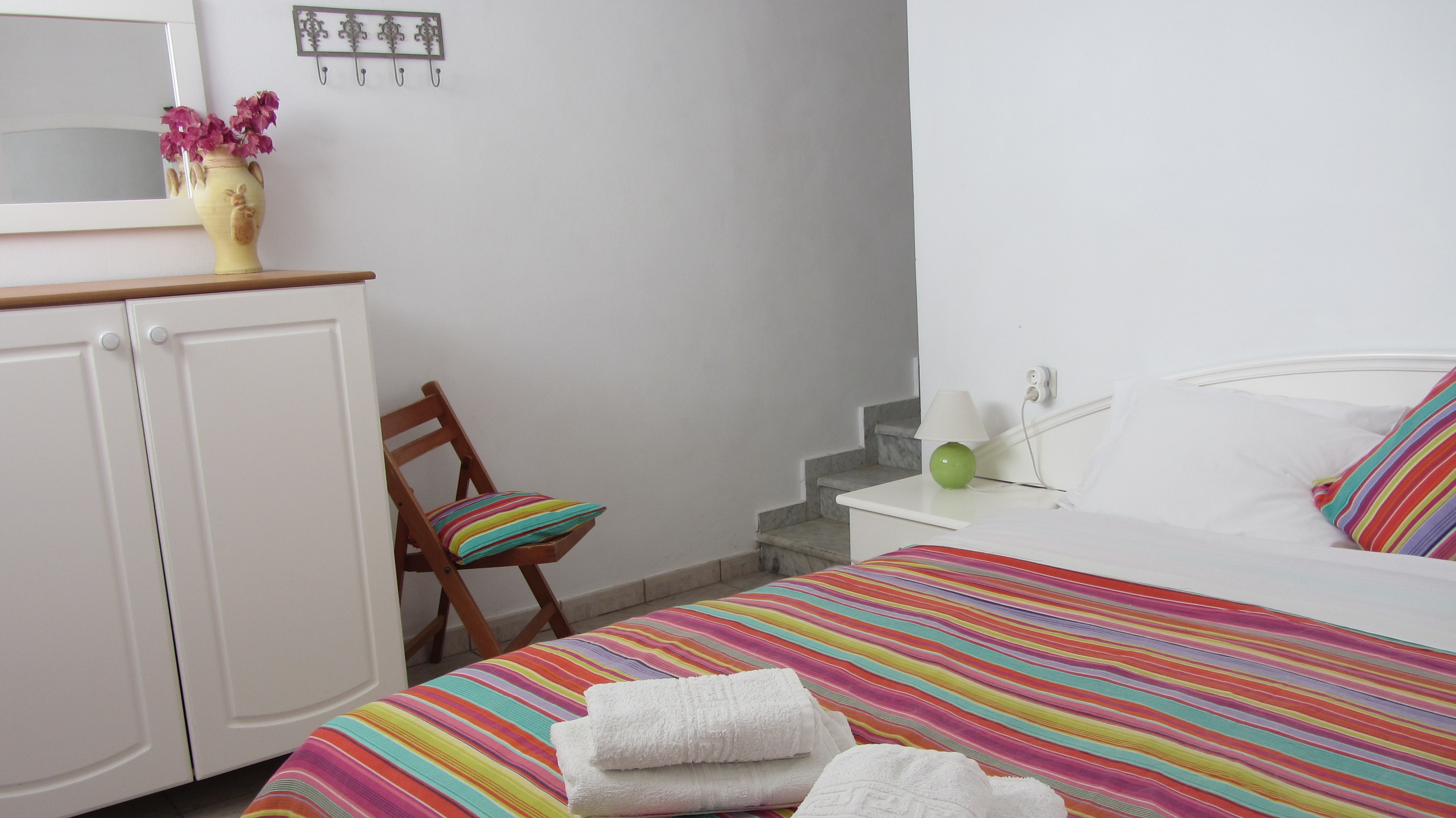 Schlafzimmer mit Kommode