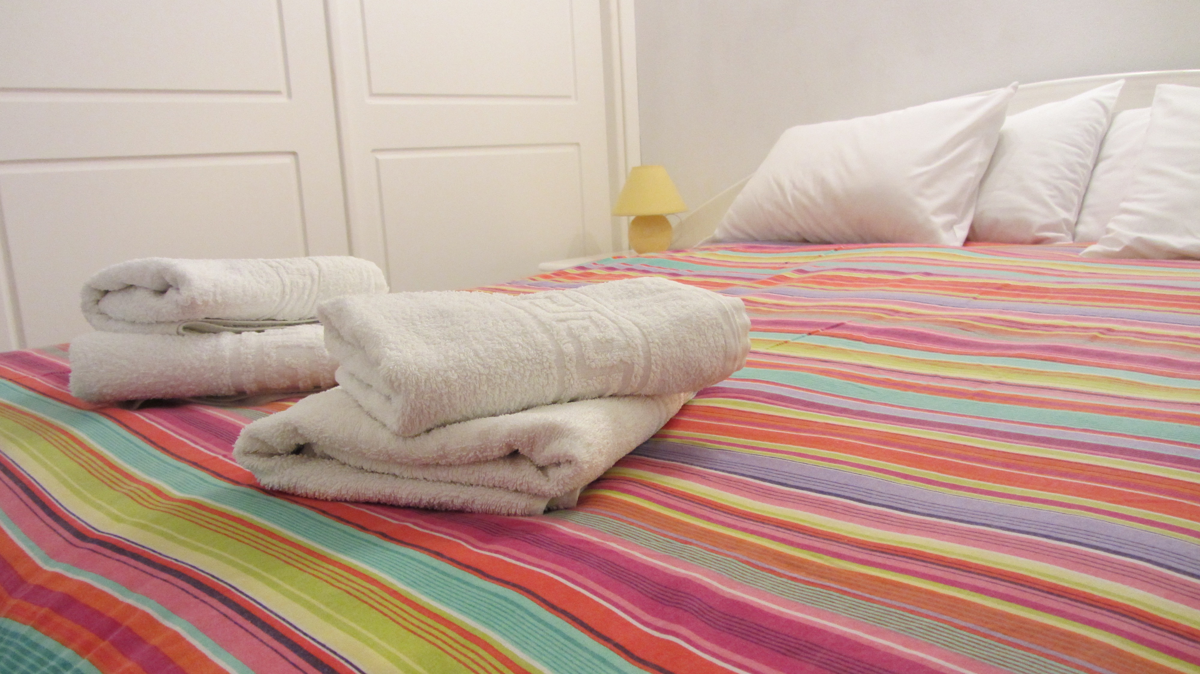 Drittes Schlafzimmer mit frischen Handtüchern