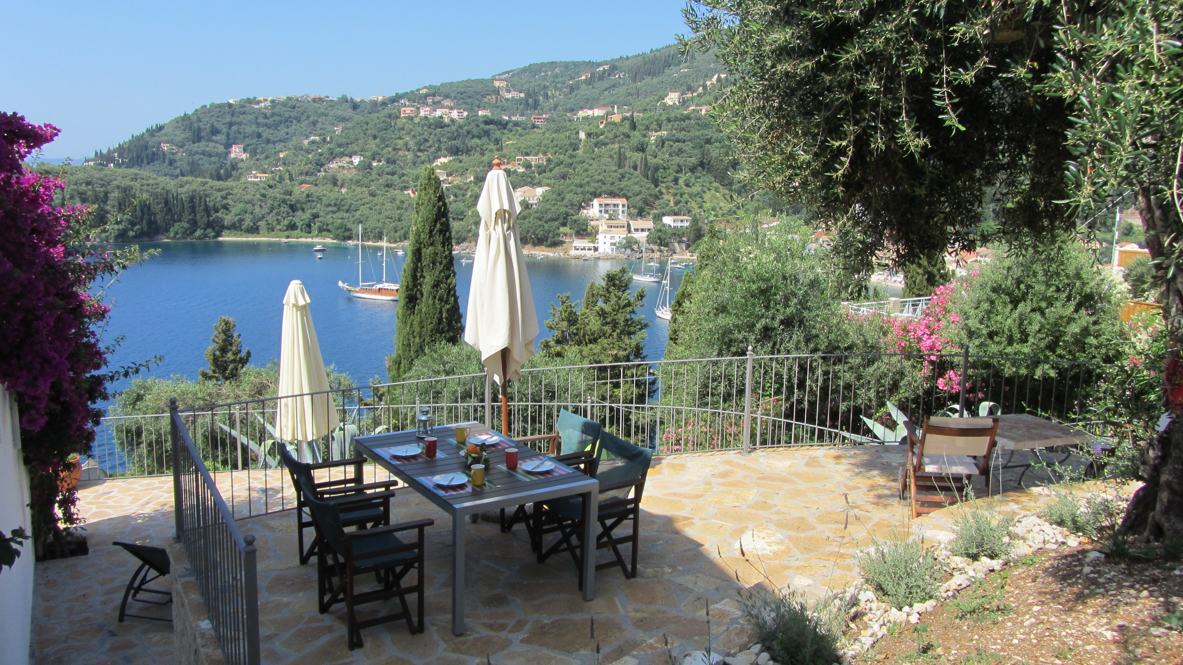 Essbereich mit Blick auf die Bucht