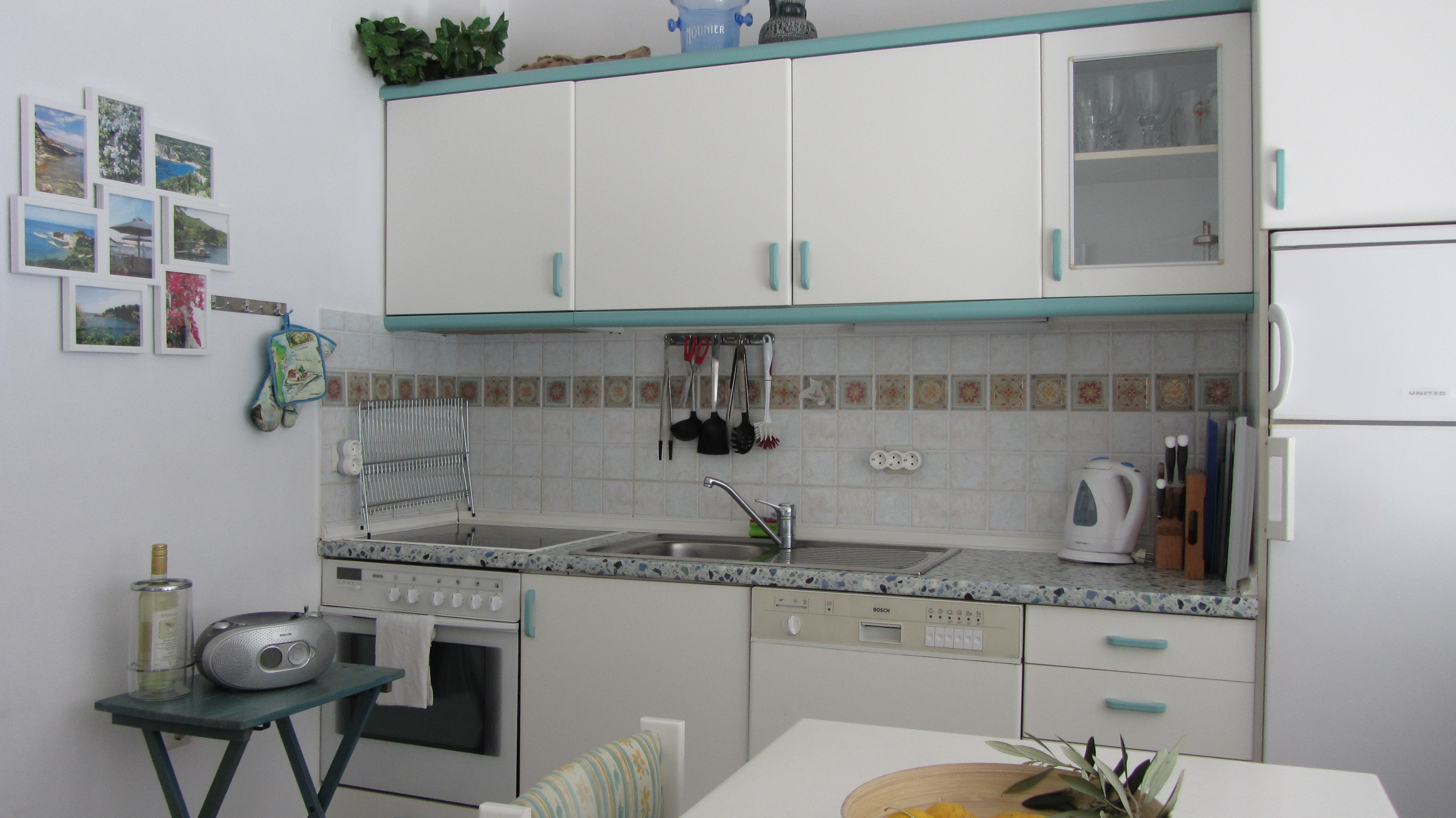 Voll ausgestattete Küche mit Spülmaschine