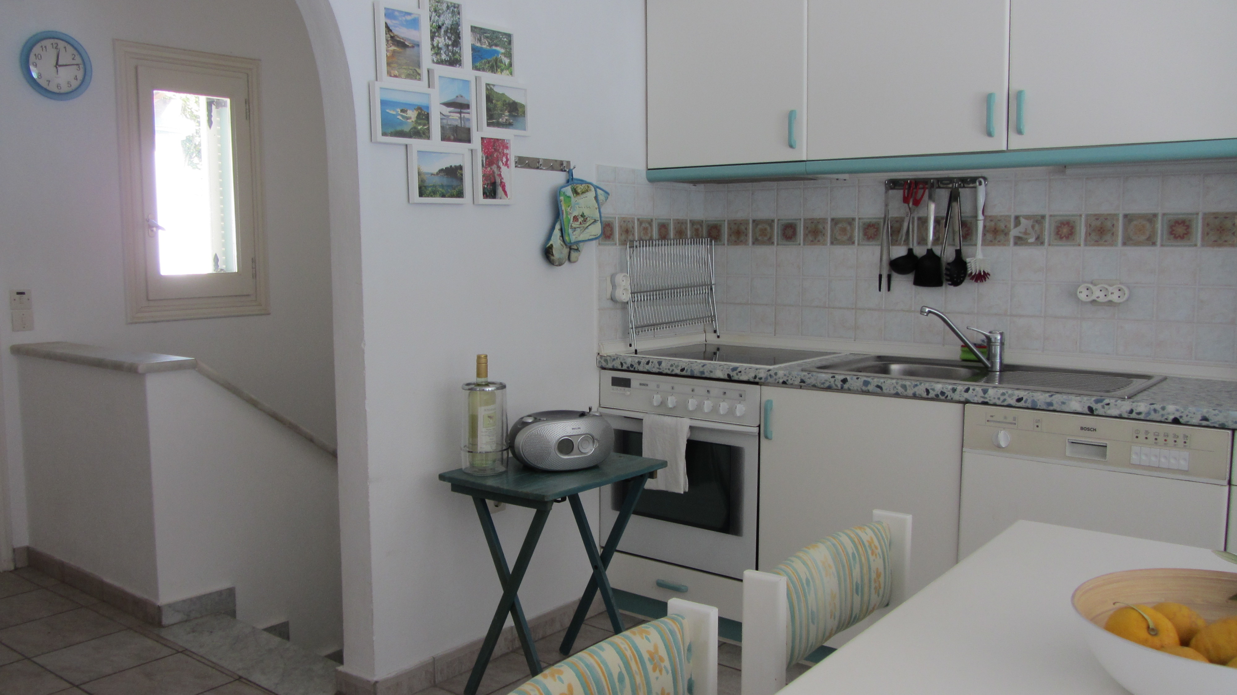 Küchenzeile mit Kochutensilien