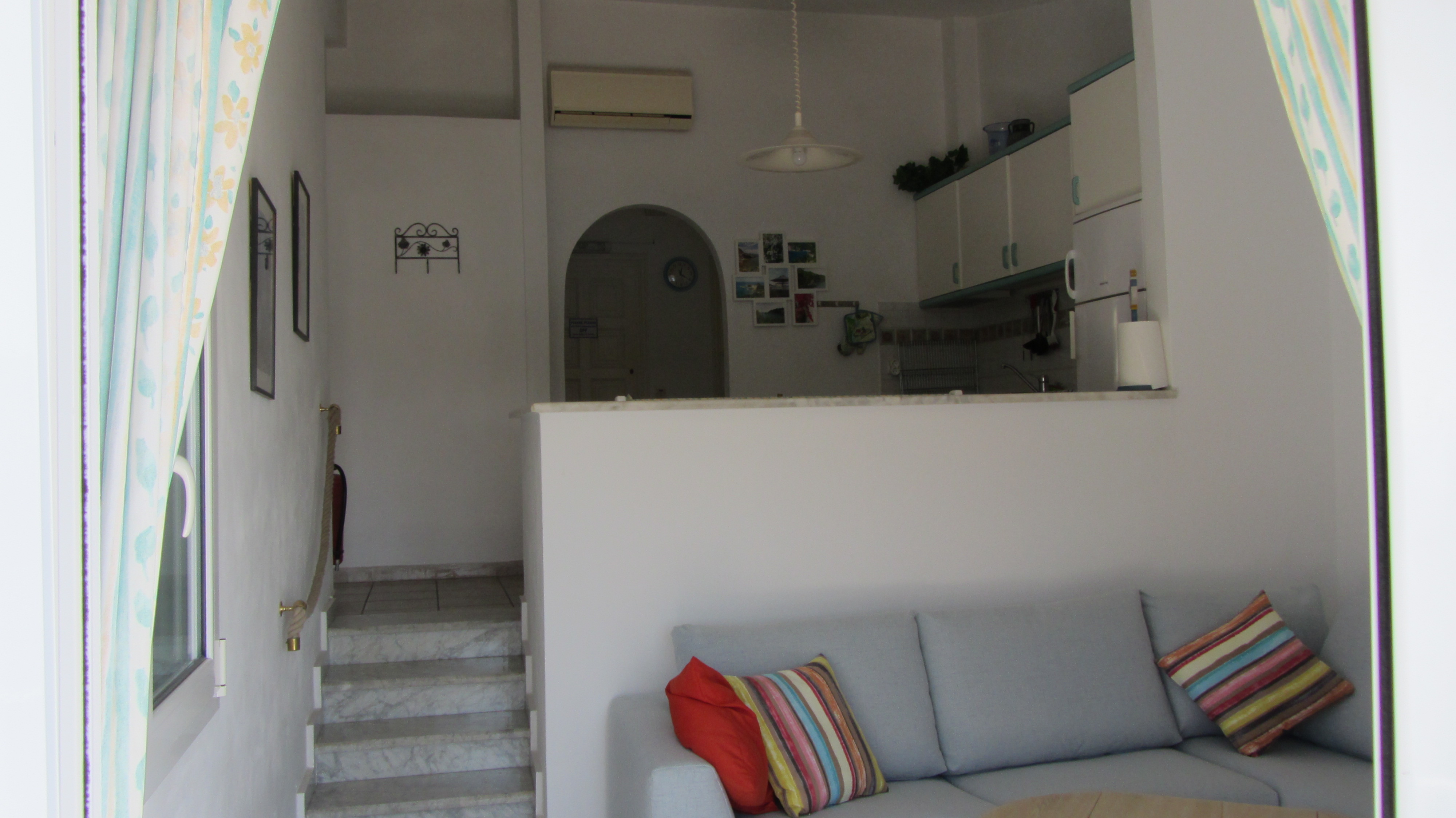 Wohnbereich mit offener Küche und Sofa