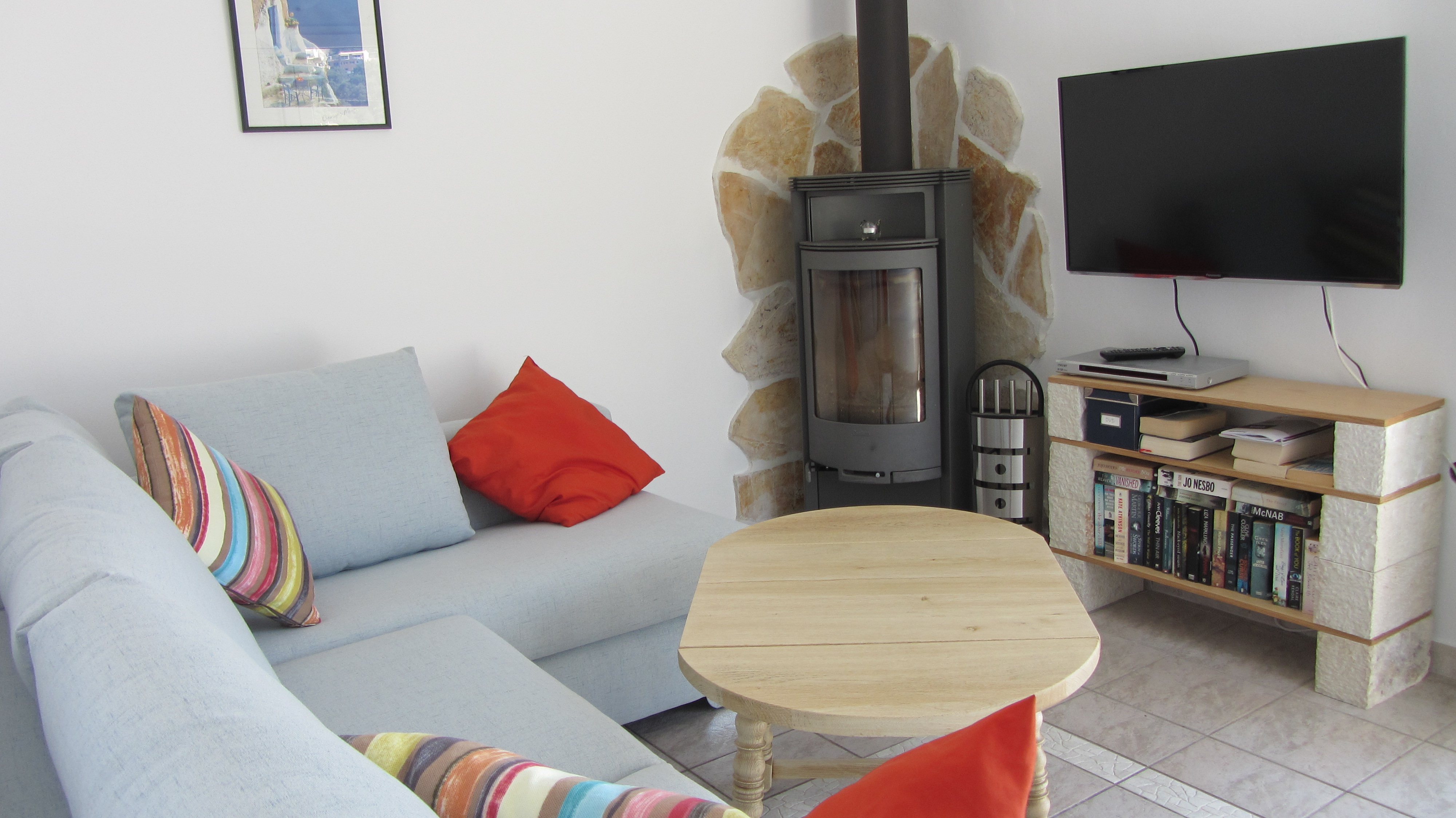 Wohnzimmer mit Kaminofen und TV