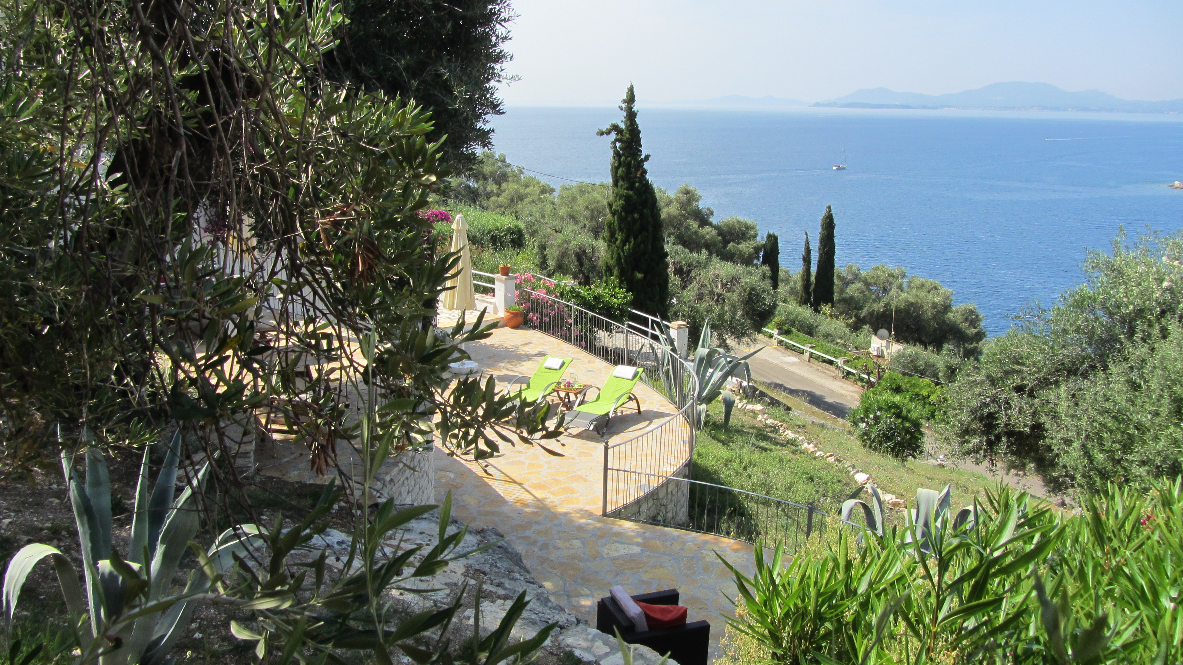 Terrasse mit Blick aufs ionische Meer